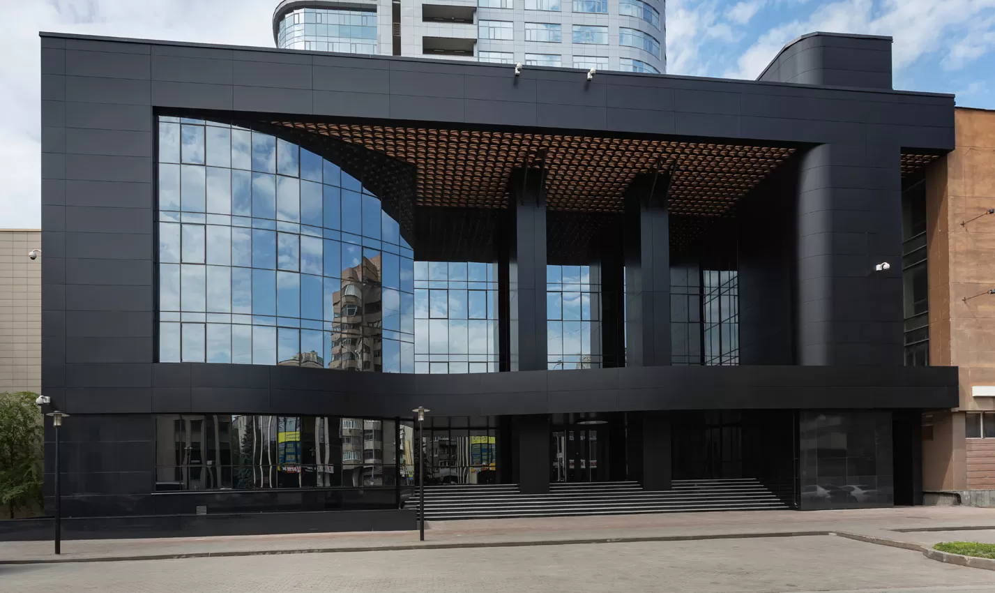 Корпусная и мягкая мебель, рабочие кресла, освещение и перегородки в офисе крупнейшего промышленного холдинга из списка Forbes в Екатеринбурге