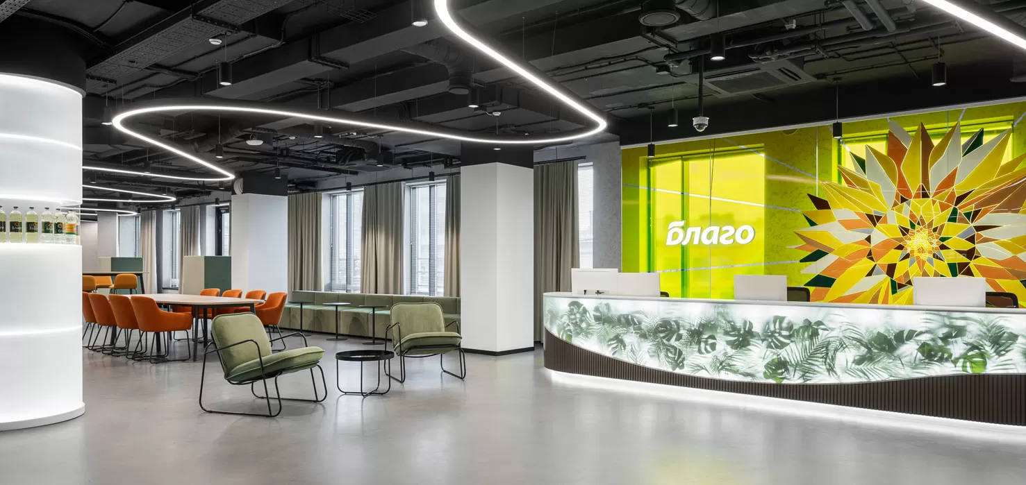 Многообразие кресел для работы и отдыха, корпусная и мягкая мебель в офисе ГК «Благо»