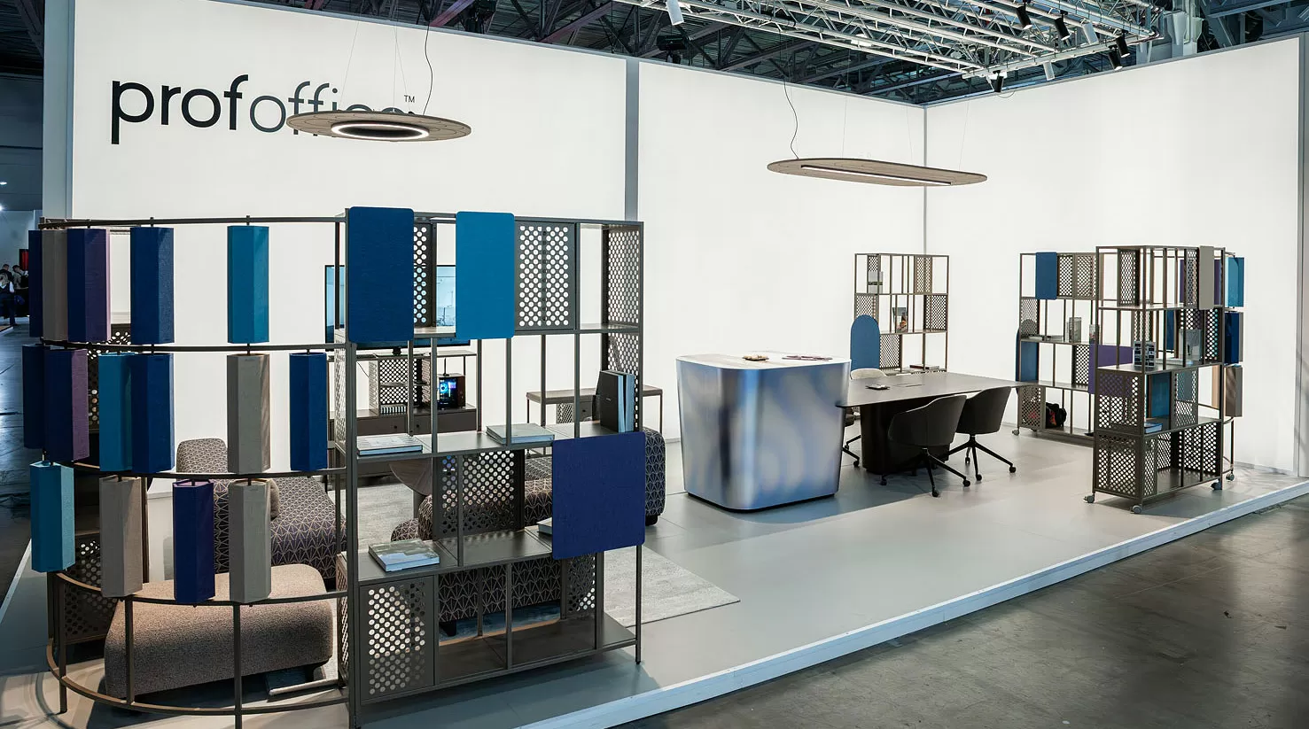 Мебель и свет для стенда Solo на ARTDOM